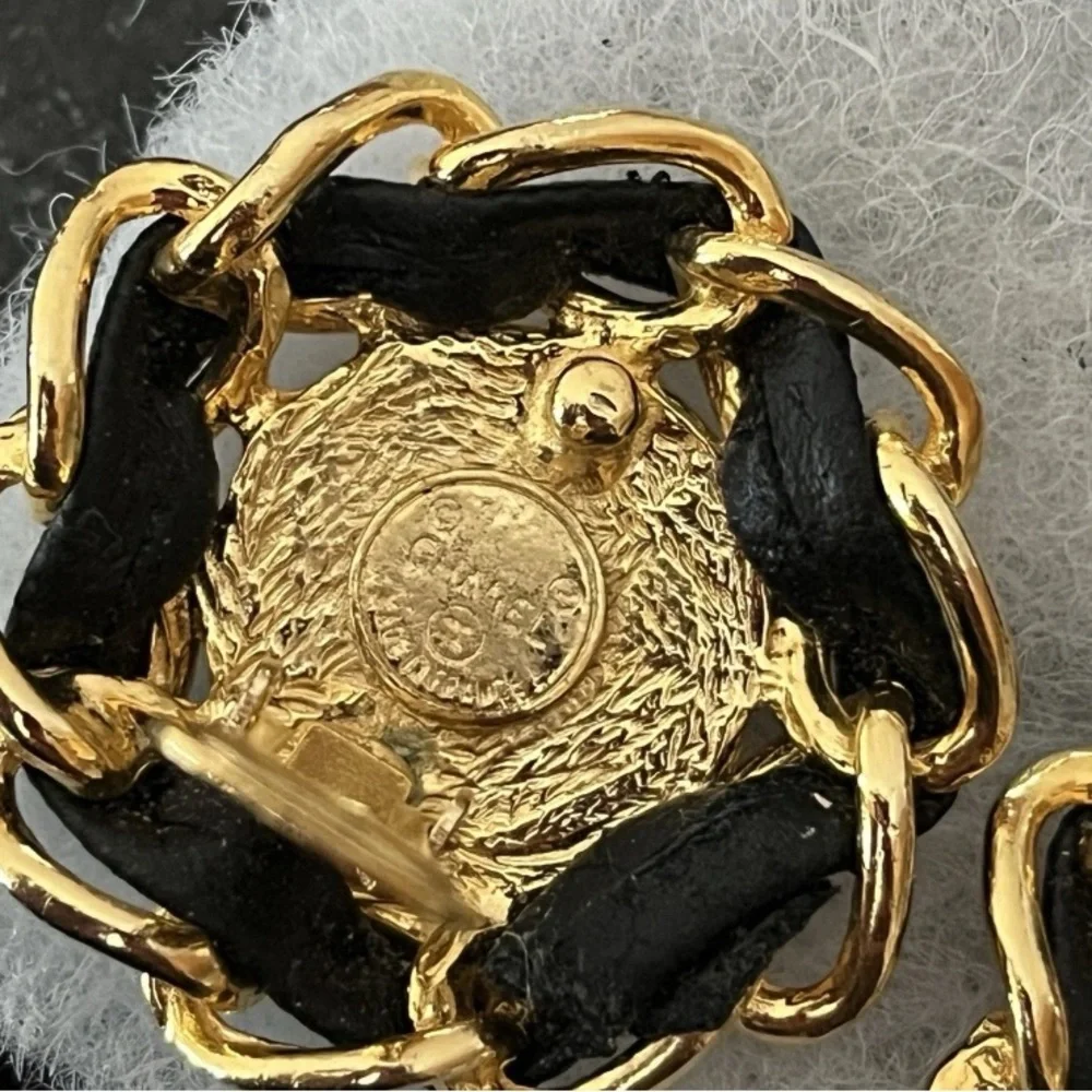 CHANEL vintage double c logo Gold Tone  &  Black lambskin leather chain Earrings - Picture 4 of 6